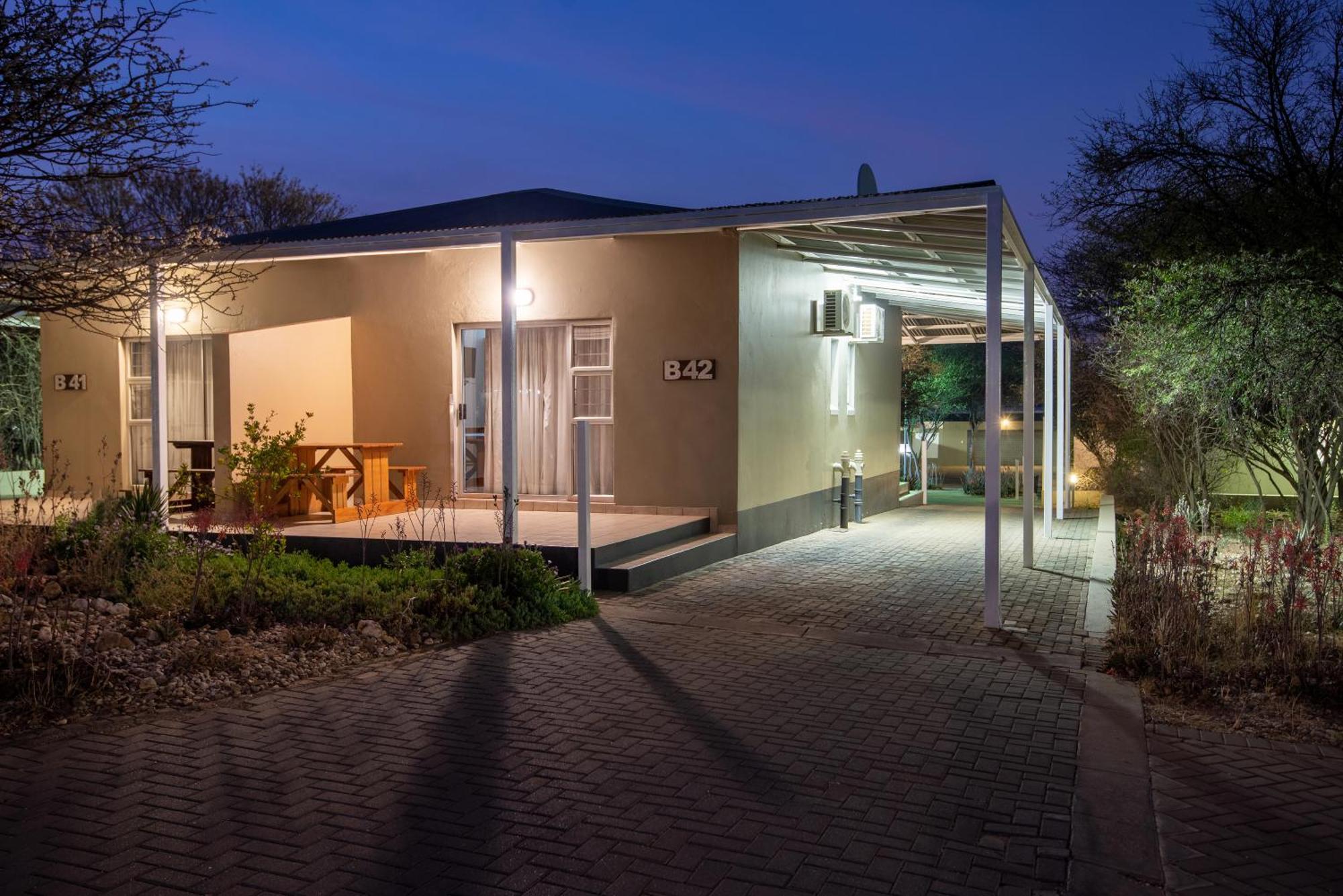 Arebbusch Travel Lodge Windhoek Exterior photo